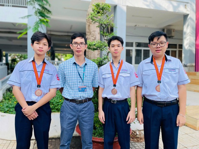 Nam sinh giành giải nhất học sinh giỏi cấp thành phố môn toán từng muốn bỏ cuộc- Ảnh 2. Nam sinh giành giải nhất học sinh giỏi cấp thành phố môn toán từng muốn bỏ cuộc- Ảnh 2.