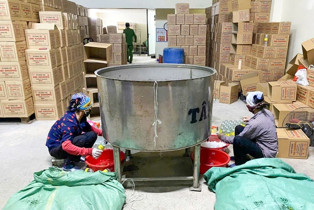 Police indict fake vinegar producer in Vietnam’s Bac Ninh - Ảnh 1.