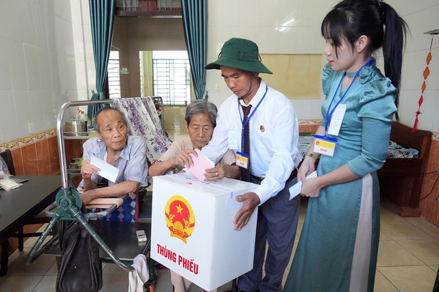War veterans at Ho Chi Minh City care center vote in Vietnam elections- Ảnh 6. War veterans at Ho Chi Minh City care center vote in Vietnam elections- Ảnh 6.