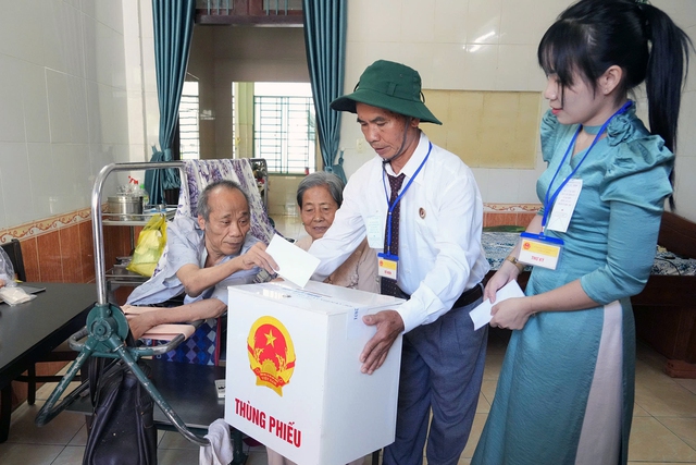 War veterans at Ho Chi Minh City care center vote in Vietnam elections- Ảnh 1. War veterans at Ho Chi Minh City care center vote in Vietnam elections- Ảnh 1.