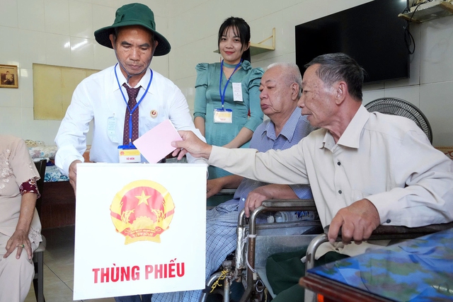 War veterans at Ho Chi Minh City care center vote in Vietnam elections- Ảnh 2. War veterans at Ho Chi Minh City care center vote in Vietnam elections- Ảnh 2.