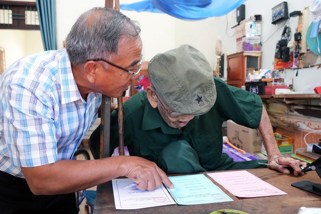 War veterans at Ho Chi Minh City care center vote in Vietnam elections- Ảnh 4. War veterans at Ho Chi Minh City care center vote in Vietnam elections- Ảnh 4.