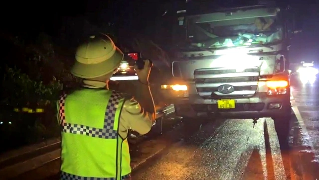 Vietnam police fine 60 drivers in one day for stopping on expressways to sleep, urinate- Ảnh 1. Vietnam police fine 60 drivers in one day for stopping on expressways to sleep, urinate- Ảnh 1.