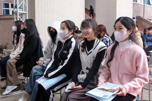 In Vietnam, workers leave jobs to study Chinese for higher-paying roles - Ảnh 2.