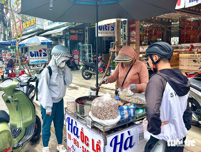 Tiny snails test patience but hook diners in Da Nang- Ảnh 2.