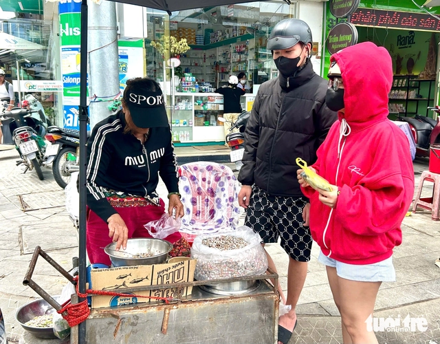 Tiny snails test patience but hook diners in Da Nang- Ảnh 3.