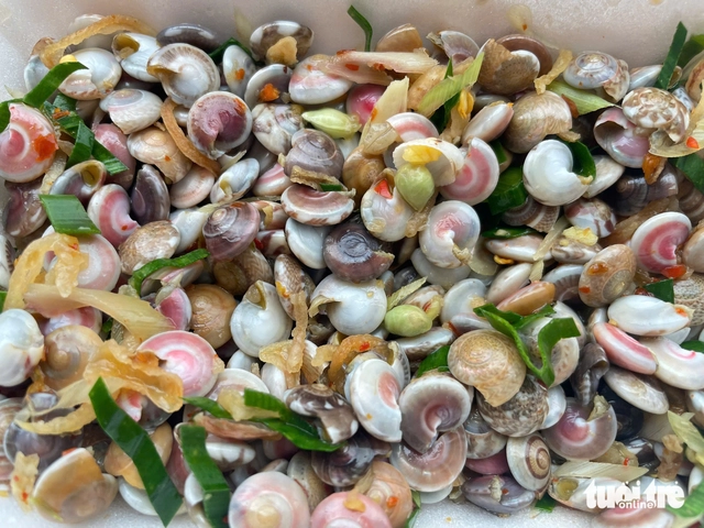 Tiny snails test patience but hook diners in Da Nang- Ảnh 1.
