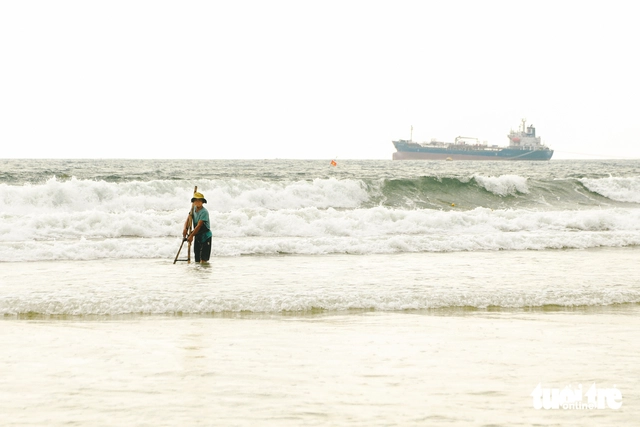 Tiny snails test patience but hook diners in Da Nang- Ảnh 8.