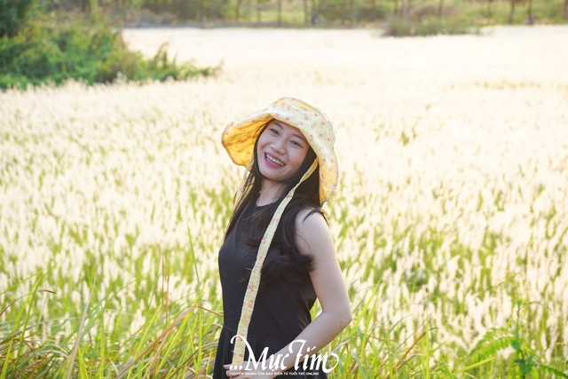 Đường đến cánh đồng cỏ tranh thơ mộng giữa làng đại học TP.HCM - Ảnh 1.