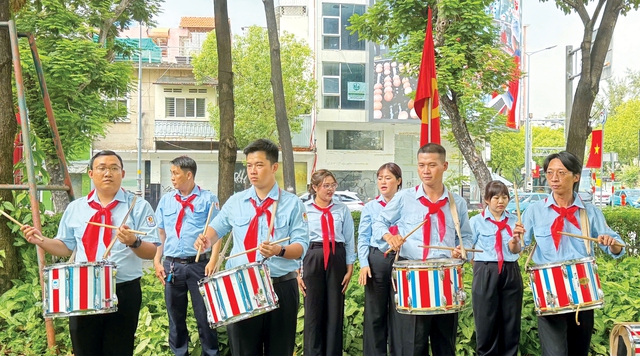 Ngời sáng hình ảnh người phụ trách trong hội thi Olympic Cánh Én - Ảnh 1.