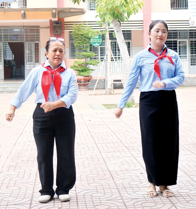 Ngời sáng hình ảnh người phụ trách trong hội thi Olympic Cánh Én - Ảnh 2.