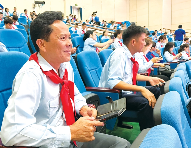 Ngời sáng hình ảnh người phụ trách trong hội thi Olympic Cánh Én - Ảnh 4.