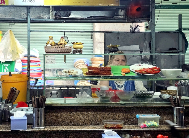 Eateries in Ho Chi Minh City edge up prices as costs rise, demand remains cautious- Ảnh 1.