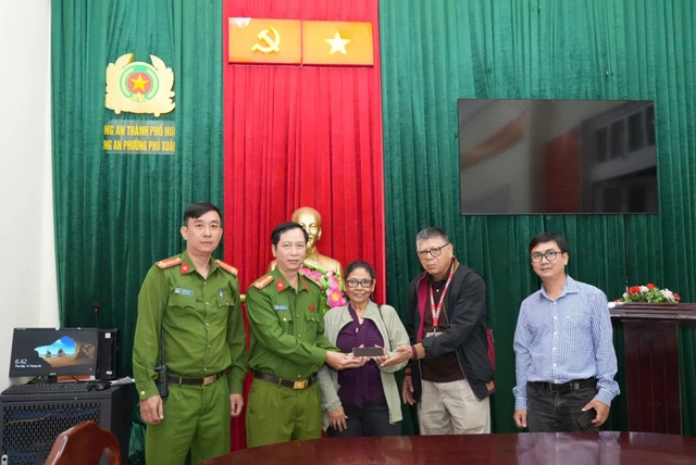 Vietnam police arrest suspect in US tourist phone snatch- Ảnh 1.