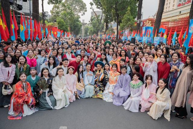 Hàng trăm bạn trẻ cùng nhảy flashmob trong Ngày hội Việt phục Tóc Xanh Vạt Áo 2026- Ảnh 1.