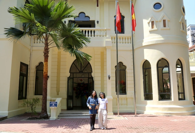 Giới trẻ rầm rộ khoe hình check-in Nhà văn hoá Thanh niên mới- Ảnh 1.