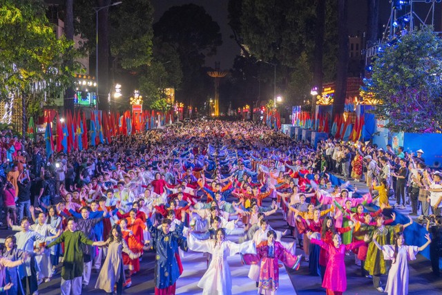 Hàng trăm bạn trẻ cùng nhảy flashmob trong Ngày hội Việt phục Tóc Xanh Vạt Áo 2026- Ảnh 3.