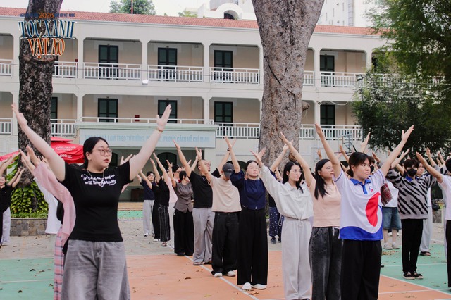 Hàng trăm bạn trẻ cùng nhảy flashmob trong Ngày hội Việt phục Tóc Xanh Vạt Áo 2026- Ảnh 4.