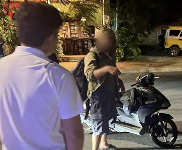 Foreign national stabs police officer after traffic accident in Vietnam- Ảnh 1.