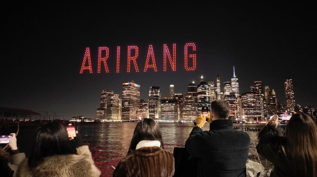 BTS thắp sáng bầu trời New York với drone show, lịch trình liên tục từ Hàn sang Mỹ - Ảnh 1.