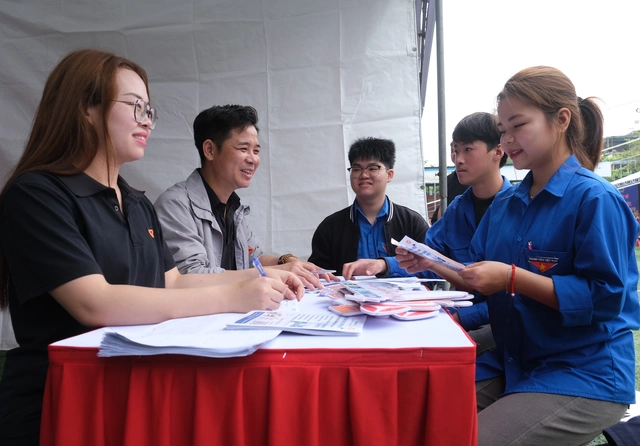 Northern Vietnam job fair offers over 110,000 positions as firms ramp up hiring- Ảnh 1.