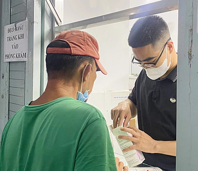 Charity clinic at Ho Chi Minh City church offers lifeline to needy patients- Ảnh 2.