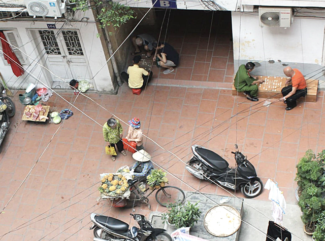Degraded collective housing in Hanoi: When concrete fades but memory endures - Ảnh 1.