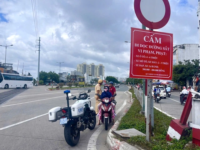 Ho Chi Minh City police to fine 111 motorcyclists for illegal railway crossing - Ảnh 1.