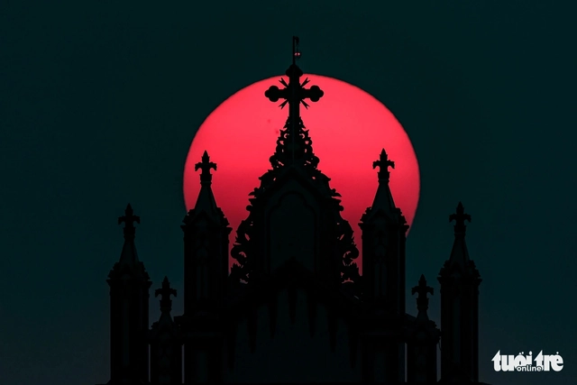 Vietnam to witness rare ‘blood moon’ tomorrow- Ảnh 1.