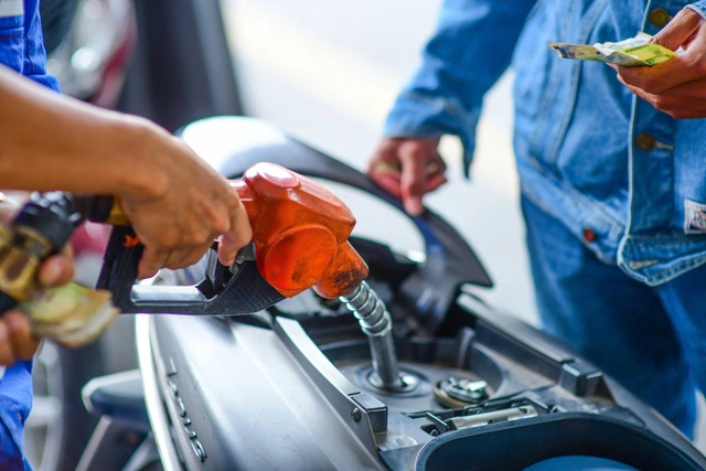 Vietnam raises fuel prices sharply again- Ảnh 1.