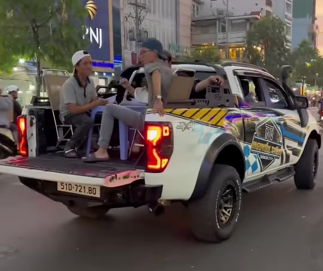 Ho Chi Minh City driver fined over 2023 pickup truck dining clip - Ảnh 3. Ho Chi Minh City driver fined over 2023 pickup truck dining clip - Ảnh 3.