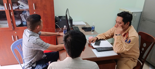 Ho Chi Minh City driver fined over 2023 pickup truck dining clip - Ảnh 1. Ho Chi Minh City driver fined over 2023 pickup truck dining clip - Ảnh 1.