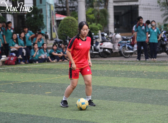 Teen Trường THPT Trường Chinh bùng nổ sân cỏ với môn thể thao vua- Ảnh 5. Teen Trường THPT Trường Chinh bùng nổ sân cỏ với môn thể thao vua- Ảnh 5.