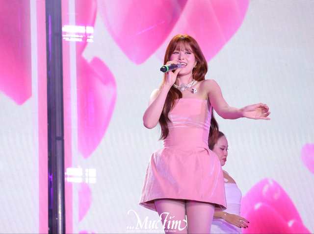 Youth Fest năm 2026: Đông Nhi, Văn Mai Hương, ST Sơn Thạch trình diễn cực 'cháy', đấu giá áo thun gây quỹ - Ảnh 4. Youth Fest năm 2026: Đông Nhi, Văn Mai Hương, ST Sơn Thạch trình diễn cực 'cháy', đấu giá áo thun gây quỹ - Ảnh 4.