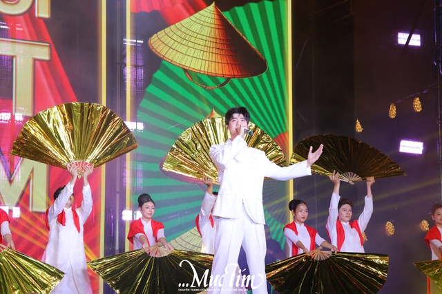 Youth Fest năm 2026: Đông Nhi, Văn Mai Hương, ST Sơn Thạch trình diễn cực 'cháy', đấu giá áo thun gây quỹ - Ảnh 7. Youth Fest năm 2026: Đông Nhi, Văn Mai Hương, ST Sơn Thạch trình diễn cực 'cháy', đấu giá áo thun gây quỹ - Ảnh 7.