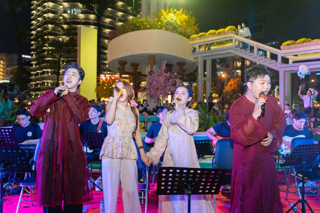 Ho Chi Minh City ward expands arts activities at Turtle Lake area - Ảnh 1.