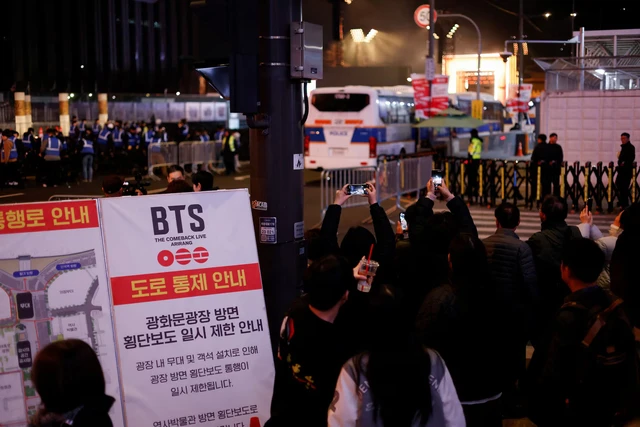 BTS are back: central Seoul locks down for Kpop supergroup's first show in years - Ảnh 2. BTS are back: central Seoul locks down for Kpop supergroup's first show in years - Ảnh 2.