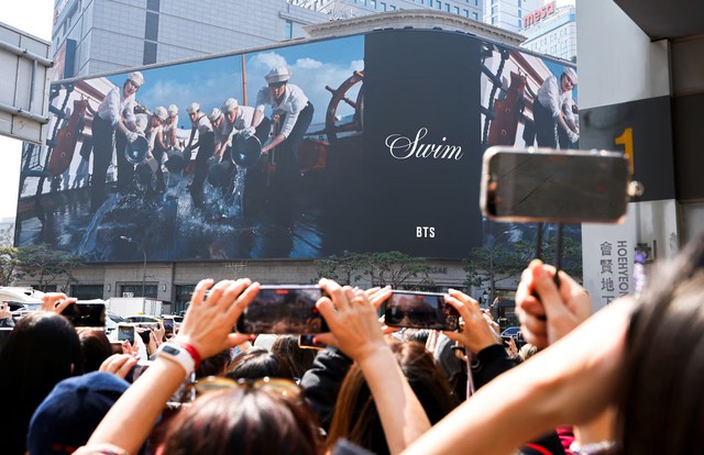 BTS are back: central Seoul locks down for Kpop supergroup's first show in years - Ảnh 5. BTS are back: central Seoul locks down for Kpop supergroup's first show in years - Ảnh 5.