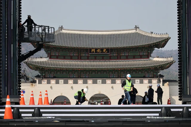 BTS are back: central Seoul locks down for Kpop supergroup's first show in years - Ảnh 6. BTS are back: central Seoul locks down for Kpop supergroup's first show in years - Ảnh 6.