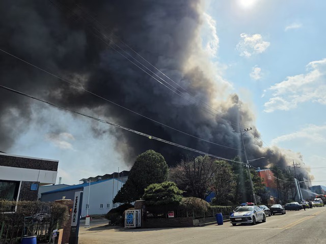 Fire at Korean car parts factory kills 10, injures 59, 4 missing - Ảnh 2. Fire at Korean car parts factory kills 10, injures 59, 4 missing - Ảnh 2.