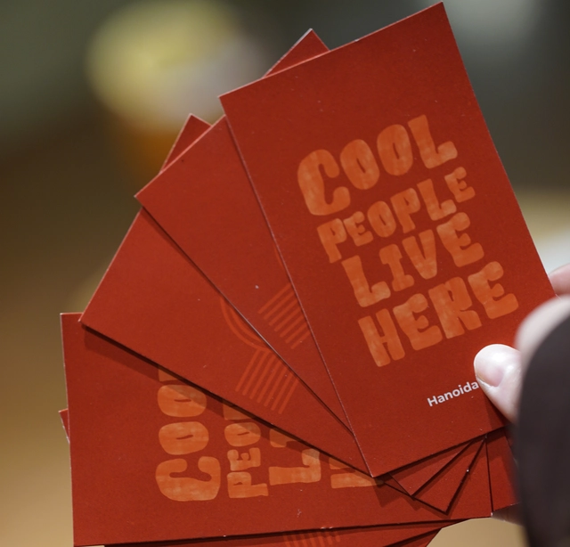 In Vietnam, busy young people turn to offline dating events, AI to find connection - Ảnh 1.