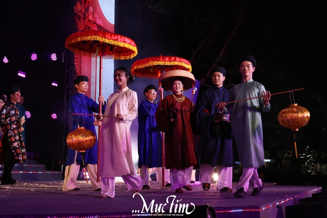 Tóc xanh vạt áo: Bạn trẻ diễu hành, đồng diễn Việt phục- Ảnh 8. Tóc xanh vạt áo: Bạn trẻ diễu hành, đồng diễn Việt phục- Ảnh 8.