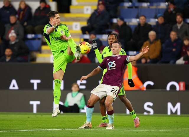Fulham đấu Burnley: nảy lửa tại sân Craven Cottage- Ảnh 1. Fulham đấu Burnley: nảy lửa tại sân Craven Cottage- Ảnh 1.