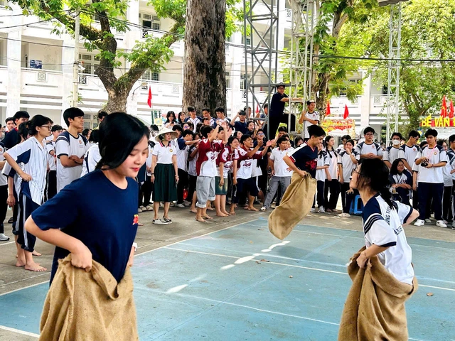 Teen Trường THPT Hoàng Hoa Thám 'cháy' hết mình với Hội trại truyền thống 26-3 - Ảnh 6. Teen Trường THPT Hoàng Hoa Thám 'cháy' hết mình với Hội trại truyền thống 26-3 - Ảnh 6.