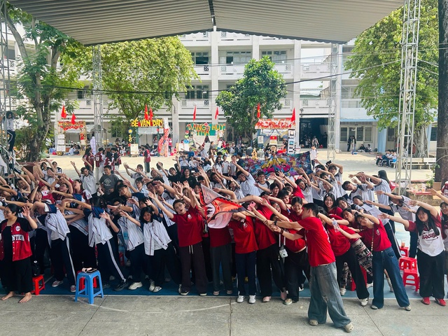 Teen Trường THPT Hoàng Hoa Thám 'cháy' hết mình với Hội trại truyền thống 26-3 - Ảnh 4. Teen Trường THPT Hoàng Hoa Thám 'cháy' hết mình với Hội trại truyền thống 26-3 - Ảnh 4.