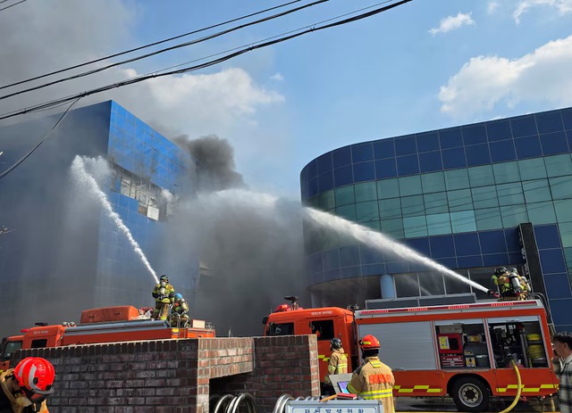 Fire at Korean car parts factory kills 10, injures 59, 4 missing - Ảnh 3. Fire at Korean car parts factory kills 10, injures 59, 4 missing - Ảnh 3.