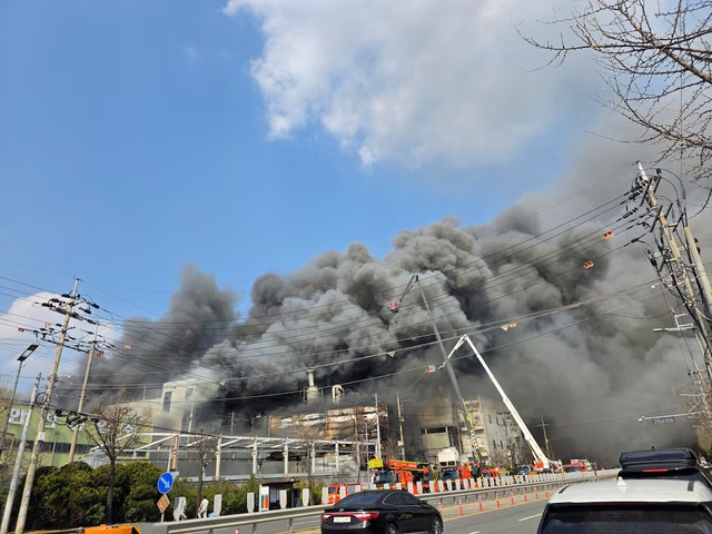 Fire at Korean car parts factory kills 10, injures 59, 4 missing - Ảnh 1. Fire at Korean car parts factory kills 10, injures 59, 4 missing - Ảnh 1.
