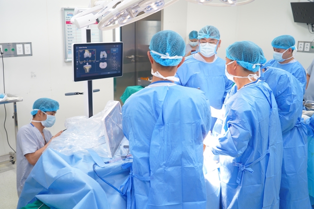 Hanoi hospital uses robot for knee replacement, enabling patients to walk within 24 hours - Ảnh 1.
