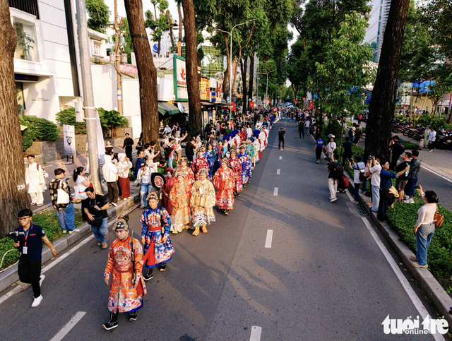 Over 1,000 youth in traditional Vietnamese outfits parade through downtown Ho Chi Minh City - Ảnh 3.