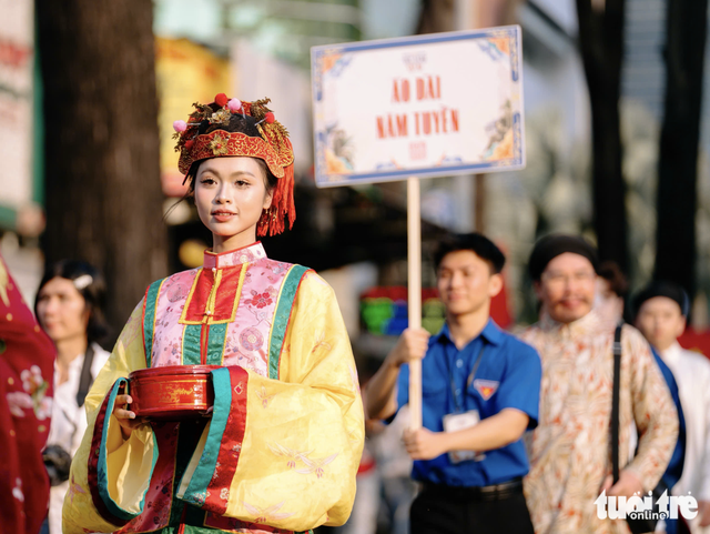 Over 1,000 youth in traditional Vietnamese outfits parade through downtown Ho Chi Minh City - Ảnh 4.